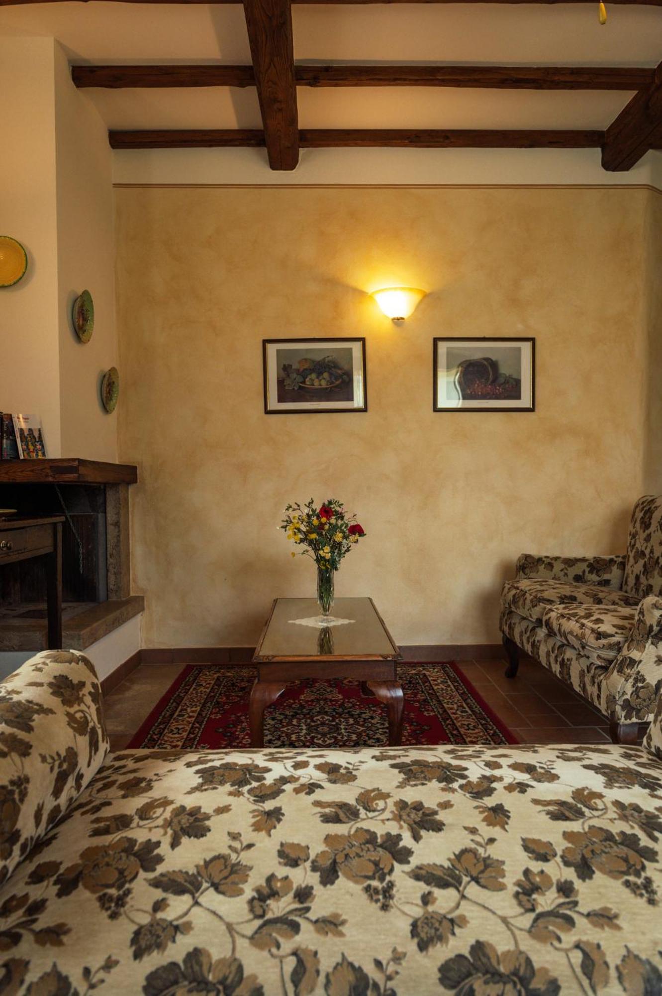Agriturismo Casal Gheriglio Lucignano Bagian luar foto